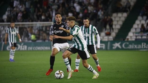 Córdoba y Cacereño miden sus fuerzas con una gran brecha de 30 goles anotados