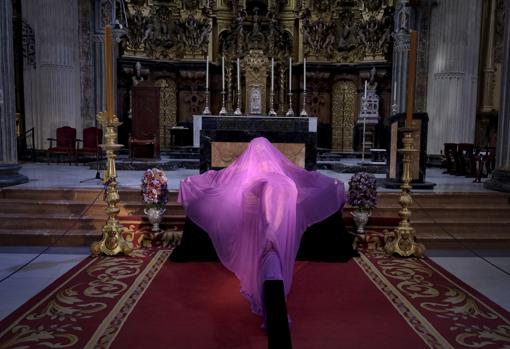 El Cristo del Amor de Sevilla, velado como antes se hacía desde el Domingo de Pasión