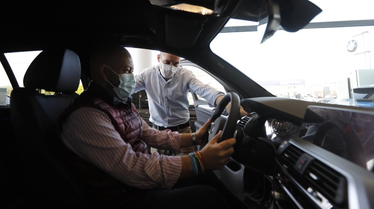 Un trabajador de un concesionario de Córdoba muestra un coche