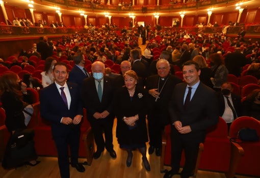 El pregonero, con el consejero de Salud, la presidenta de la Agrupación, el obispo y el alcalde