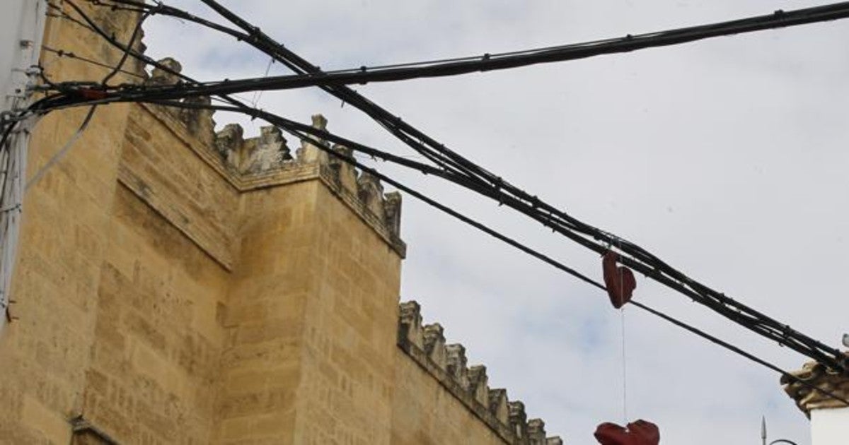 Cableado junto a la fachada de la MEzquita-Catedral de Córdoba