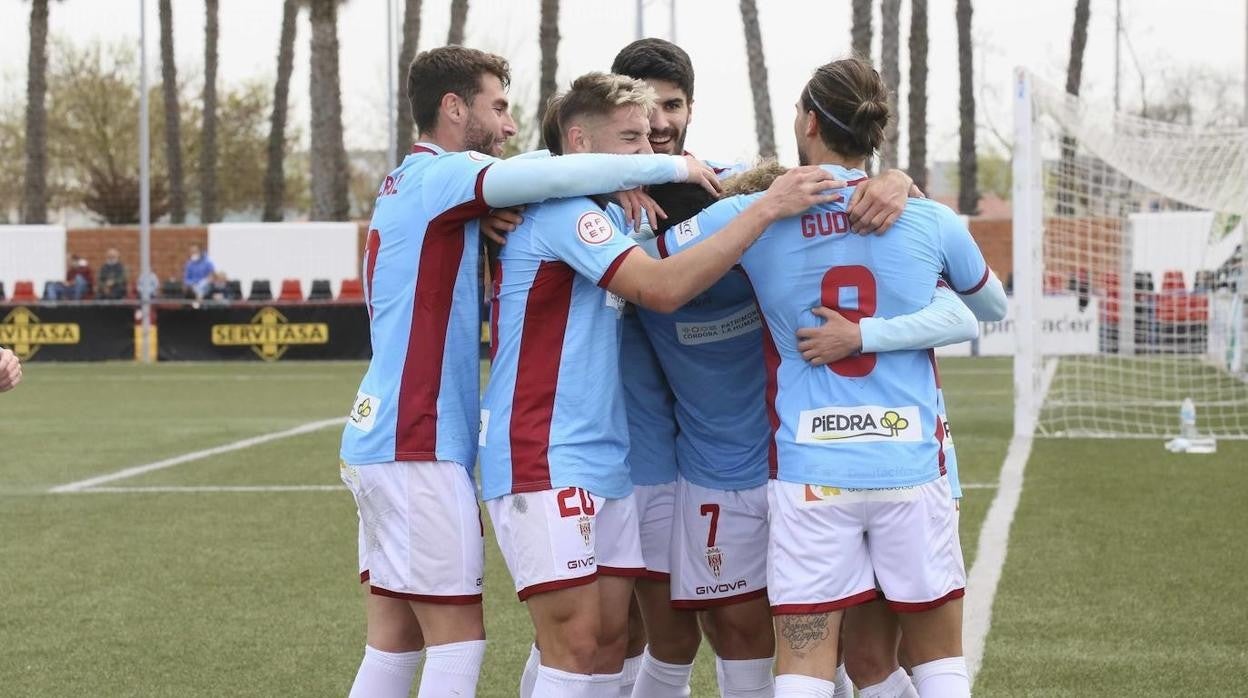 Los jugadores del Córdoba celebran el gol en Montijo de la pasada jornada