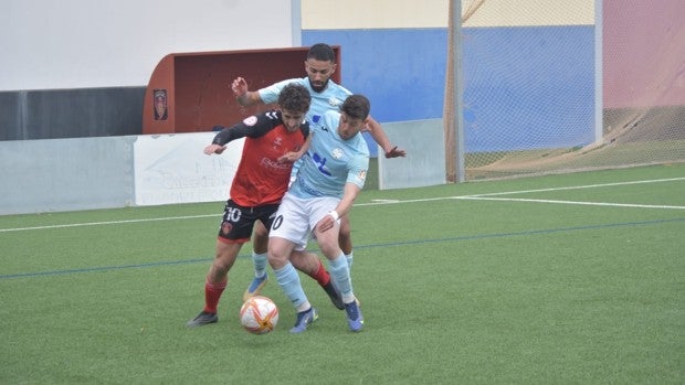 El Salerm Puente Genil se impone en el derbi (2-1) ante el Ciudad de Lucena