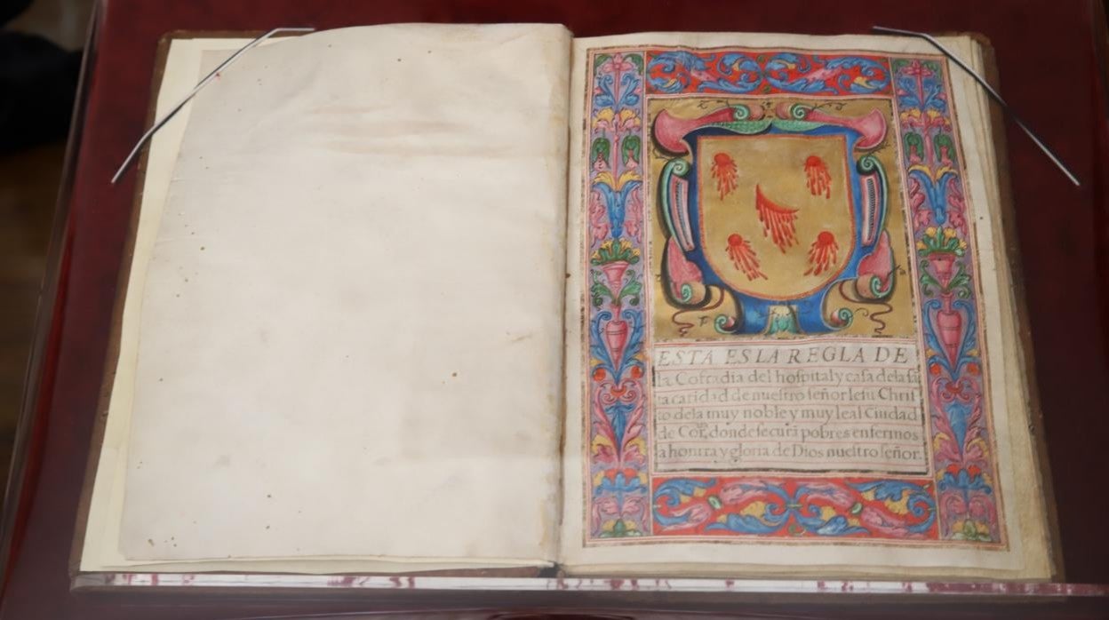 Página del libro de reglas de la Caridad, con el escudo de las cinco llagas