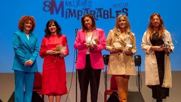 Rosa Font, colaboradora de ABC, uno de los premios «Mujeres imparables» de la Diputación de Huelva