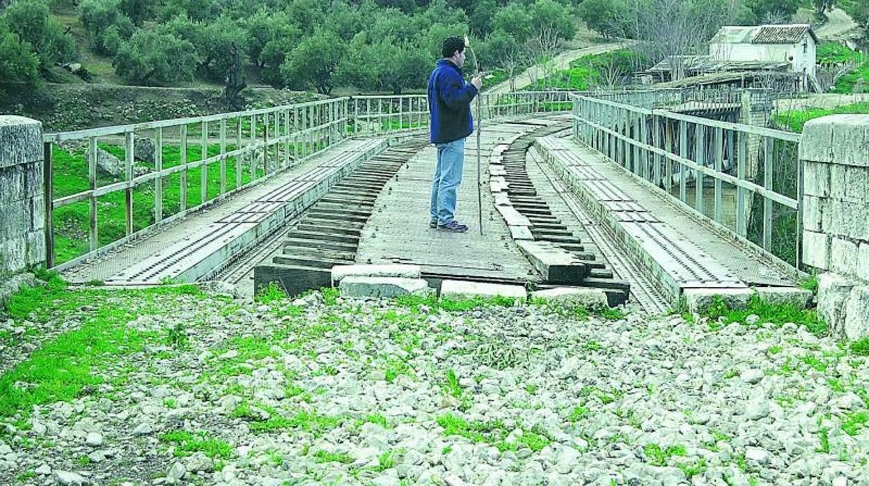 Un caminante en un viaducto de la Vía Verde del Aceite