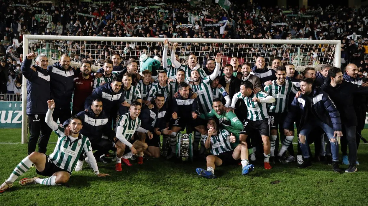 Los jugadores del Córdoba CF celebran el título de campeón de la Copa RFEF en El Arcángel