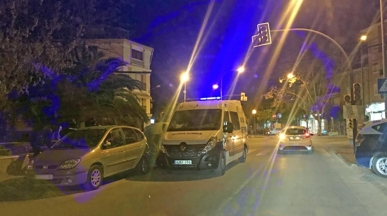 Sanitarios y policías atienden a la víctima en plena calle en la noche del lunes en Lucena