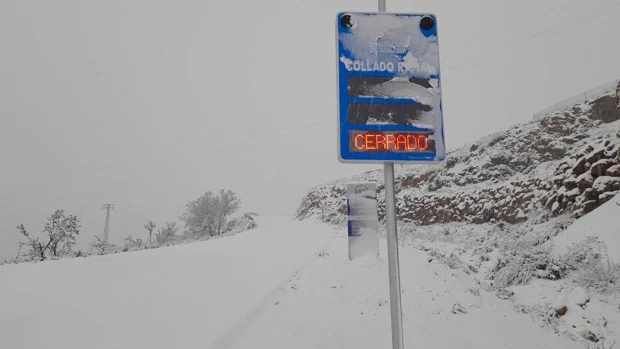 Carreteras cortadas, uso obligatorio de cadenas y circulación restringida por la nieve en Almería