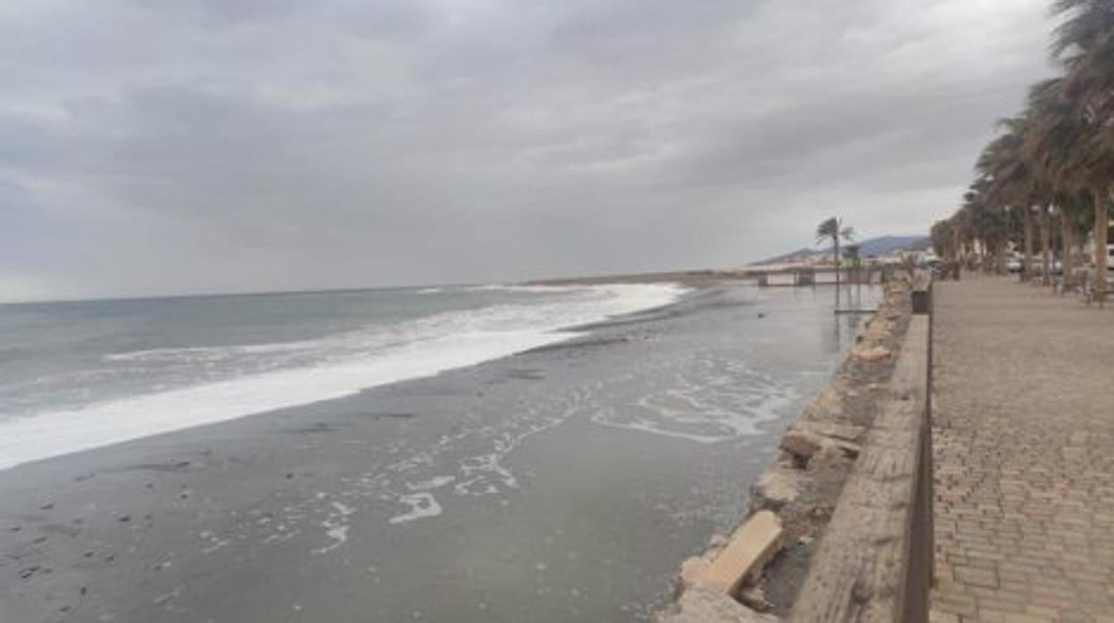 Playa afectada por el temporal en Albuñol