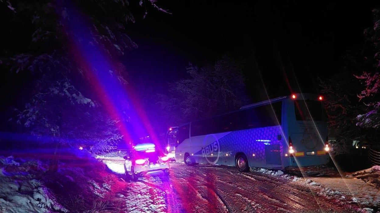 Autobús escolar atrapado por la nieve