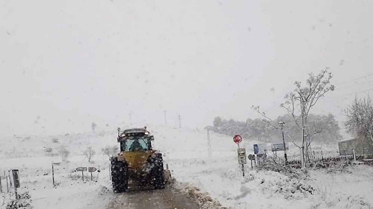 Una máquina retira nieve de una carretera de Almería