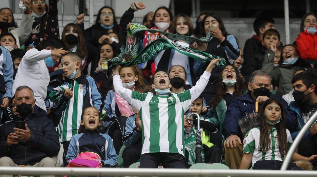 Jóvenes aficionados del Córdoba animan al equipo en el partido ante el Tamaraceite