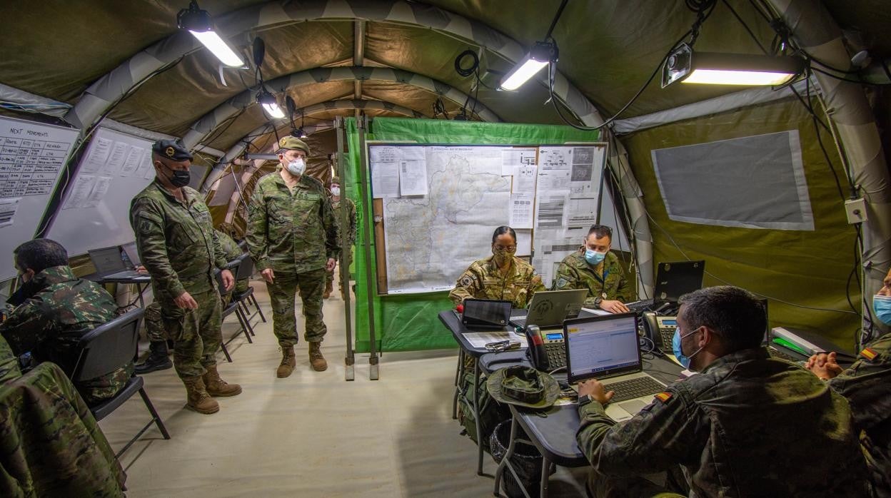 El general Enseñat visita el puesto de mando de la Brigada durante el ejercicio