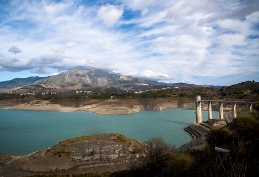 El pantano de la Viñuela, en la comarca de la Axarquía, es el más afectado de la provincia por la sequía y el regadío de subtropicales