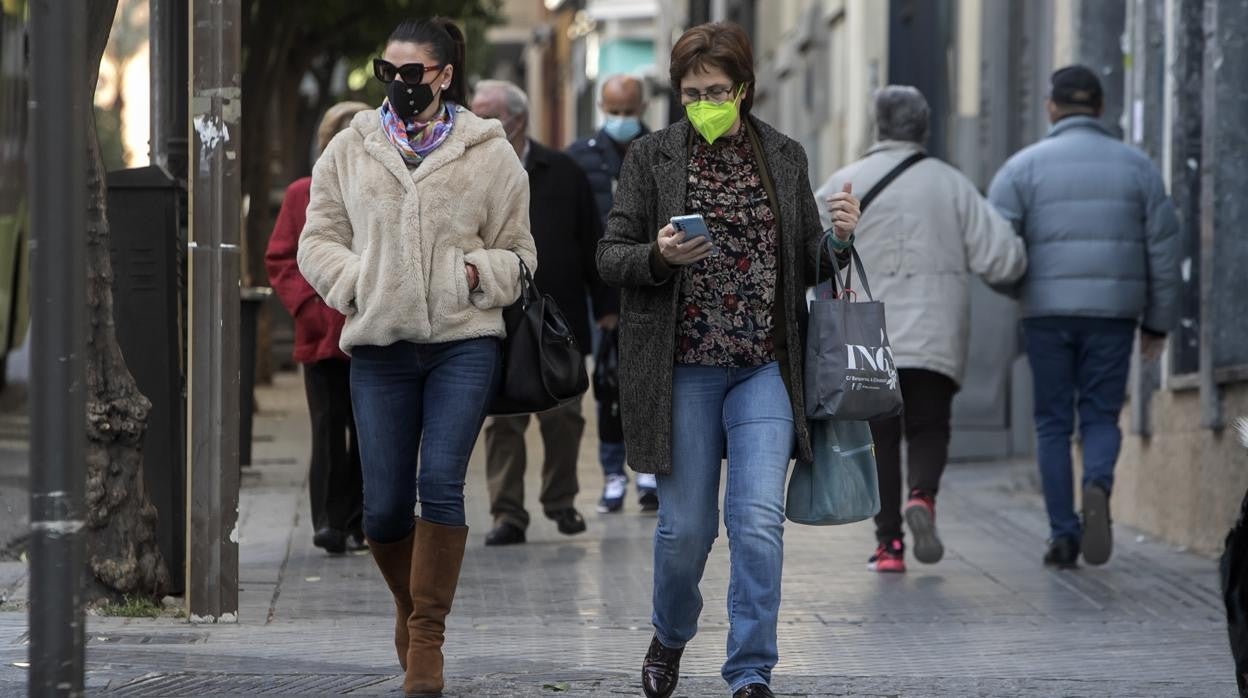 Dos mujeres con mascarilla pasean por el Centro de Córdoba