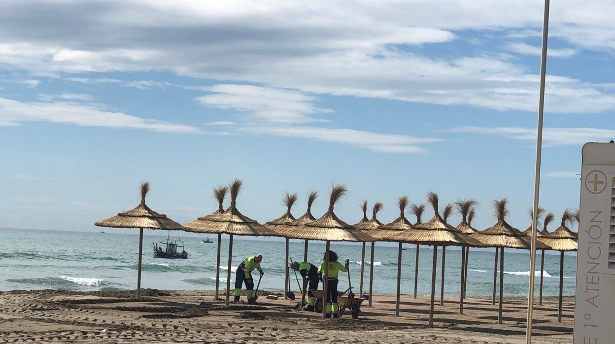 Operarios de Fuengirola arreglando una de las playas antes de la reunión