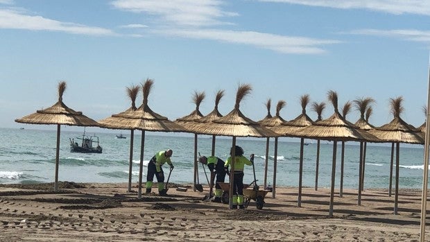 Indignación entre los alcaldes de la costa andaluza por la baja inversión del Gobierno para arreglar las playas