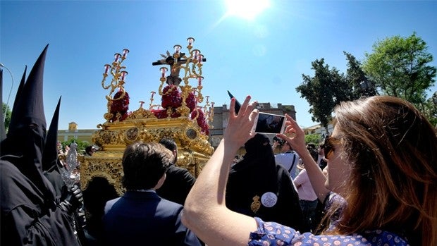 El turismo de Andalucía enfila una Semana Santa casi llena pero con los costes disparados