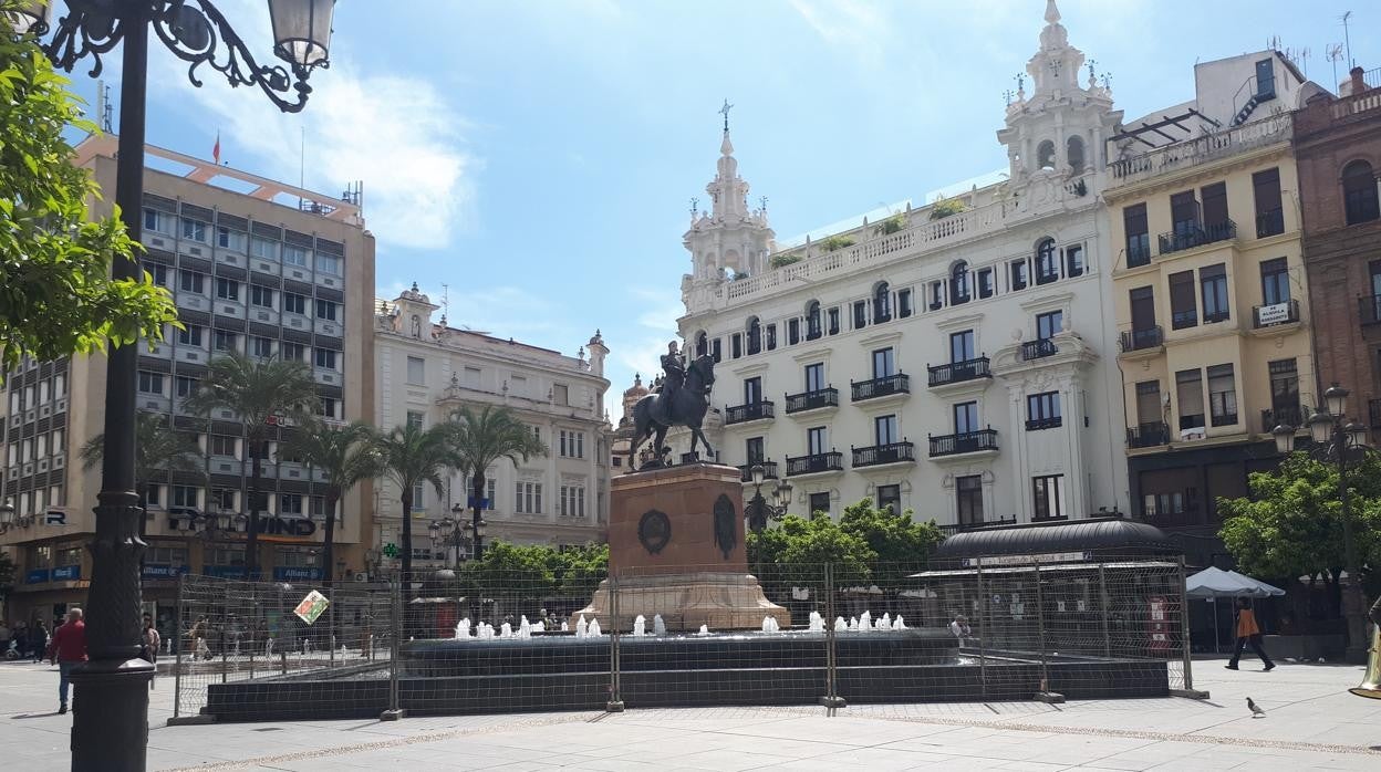 La fuentes del Gran Capitán de la plaza de las Tendillas, completamente vallada desde el viernes