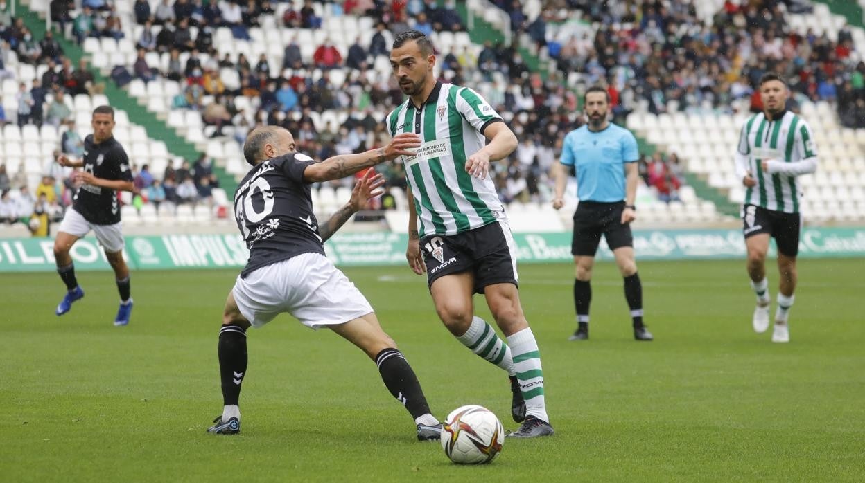 De las Cuevas conduce el balón durante un partido en El Arcángel