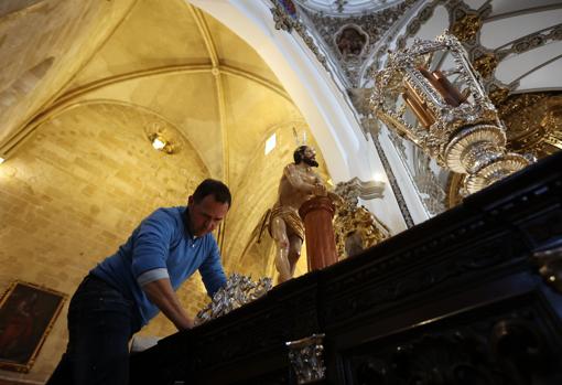 Preparativos en el paso del Señor Amarrado a la columna de Córdoba