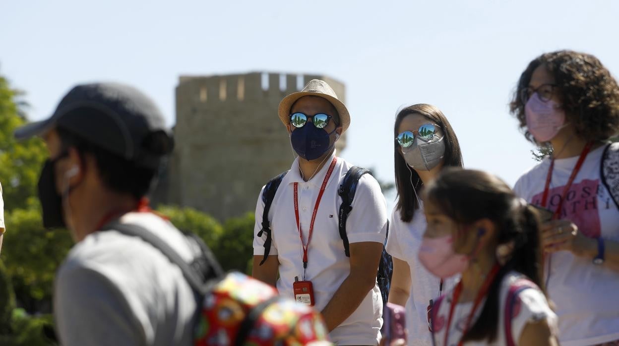 Turistas en los alrededores del Alcázar de los Reyes Cristianos de Córdoba