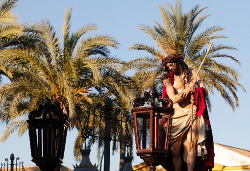 El Señor de los Afligidos, en su procesión por el barrio de Cañero