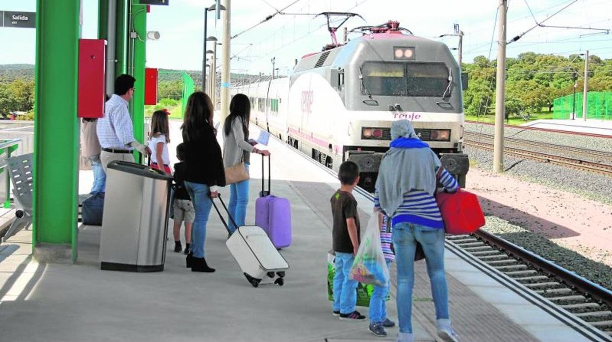 Pasajeros en el andén de la estación de Villanueva de Córdoba