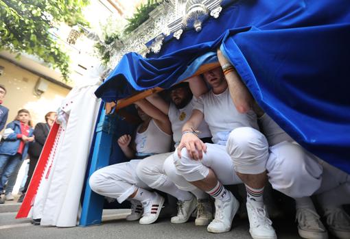 Costaleros de la Virgen de la Palma