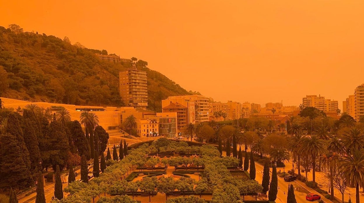 Los cielos se tiñeron de naranja con la intensa calima de marzo en Málaga.