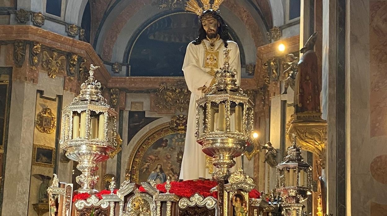 Imagen de Nuestro Padre Jesús del Rescate de Granada con la túnica blanca