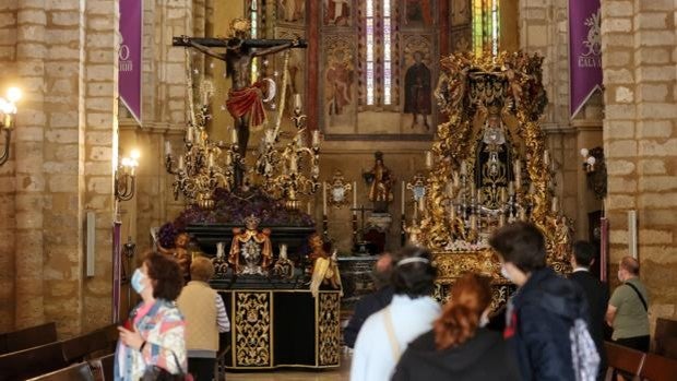 Las cofradías del Lunes Santo de Córdoba esperan su hora en las iglesias