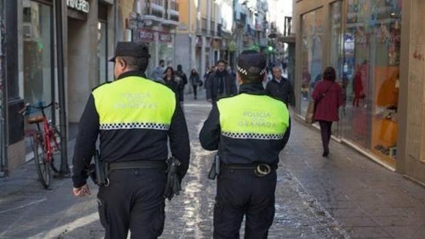 Detenido en Granada por amenazar con un cuchillo en un bar tras la recogida de una hermandad