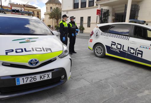 Dos agentes de la Policía Local en la localidad de la Subbética