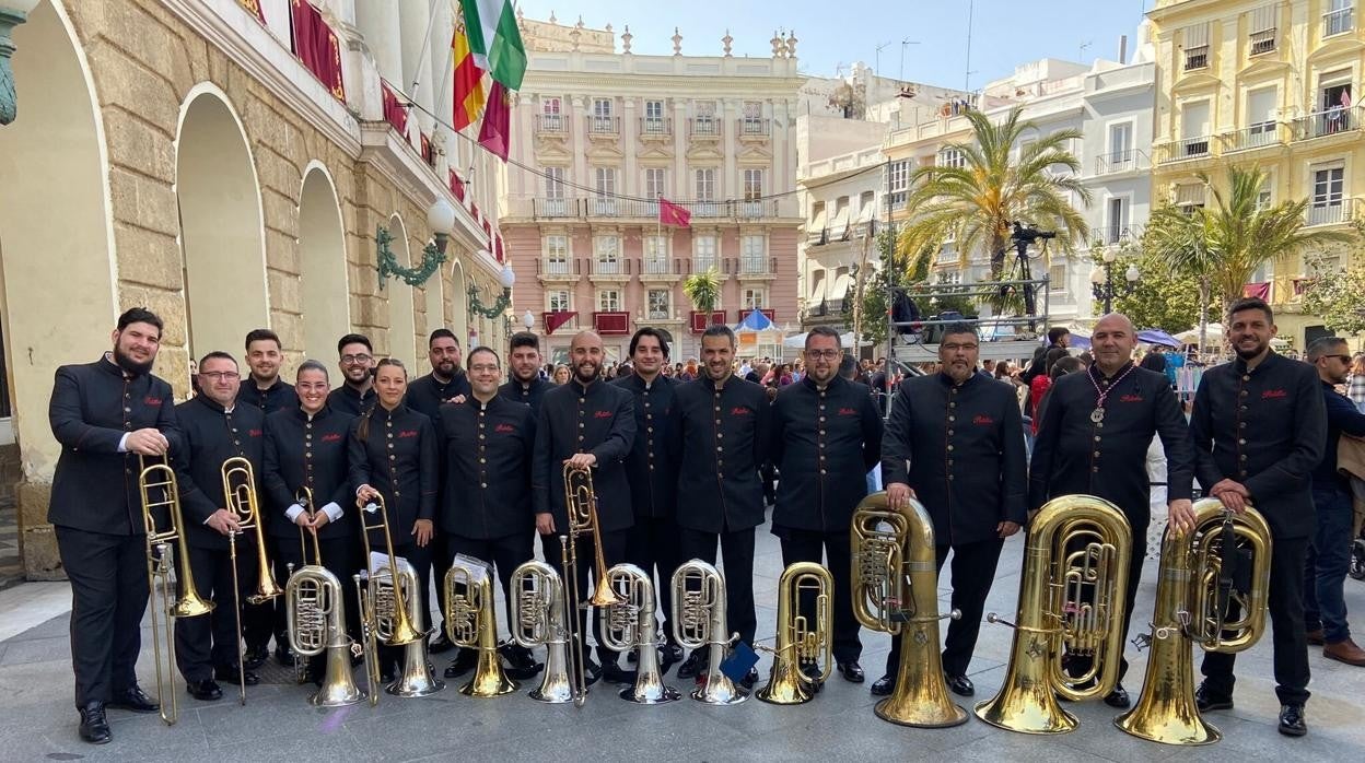 El grupo de graves de la Agrupación Musical Polillas, antes de iniciar su Domingo de Ramos