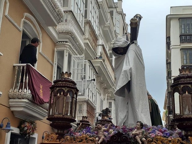 Vídeo: El Nazareno del Amor se protege de la lluvia