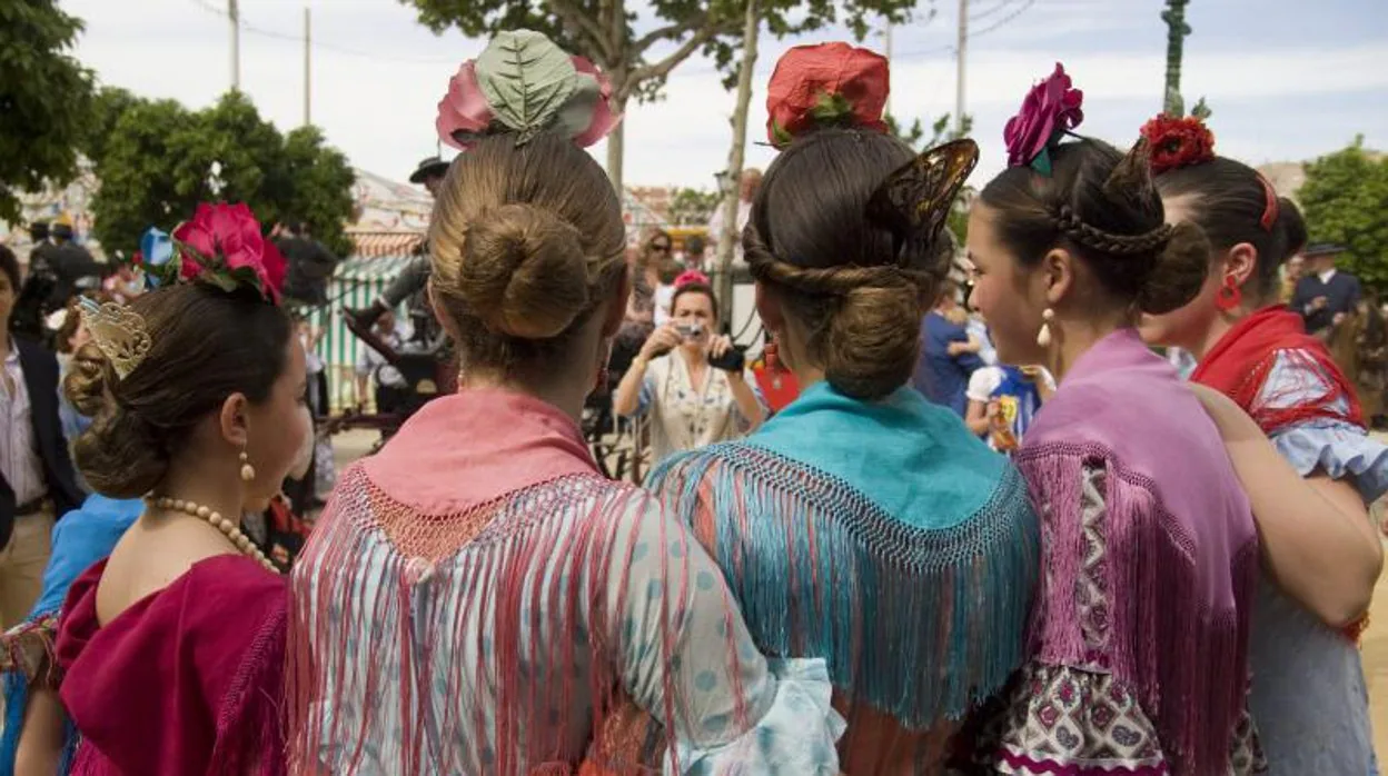 Un grupo de flamencas en un recinto ferial