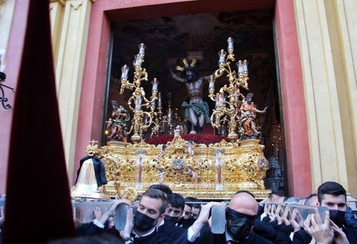 El Cristo de la Agonía de la Hermandad de las Penas, a su salida del Oratorio de Santa María Reina y Madre