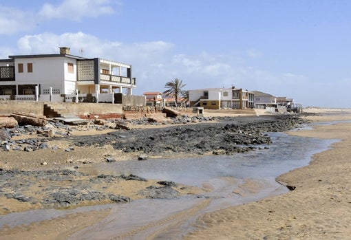 En la imagen se aprecia como actuó el temporal llevándose la arena de la playa