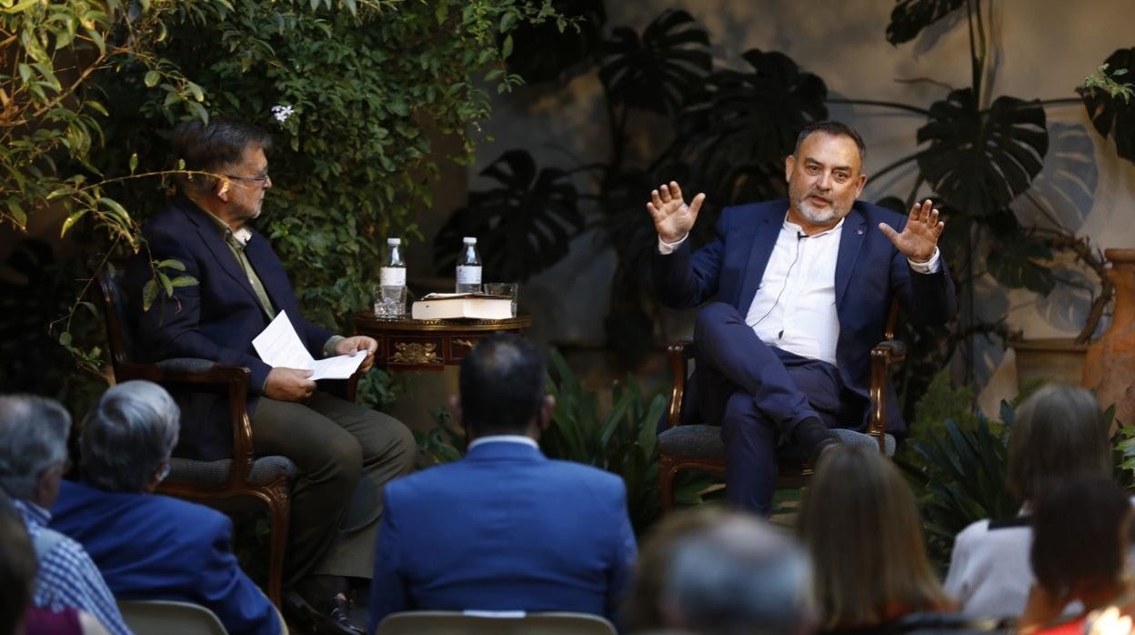 Sánchez Adalid, junto a Calvo Poyato, en un foro cultural organizado por ABC Córdoba en el Palacio de Viana