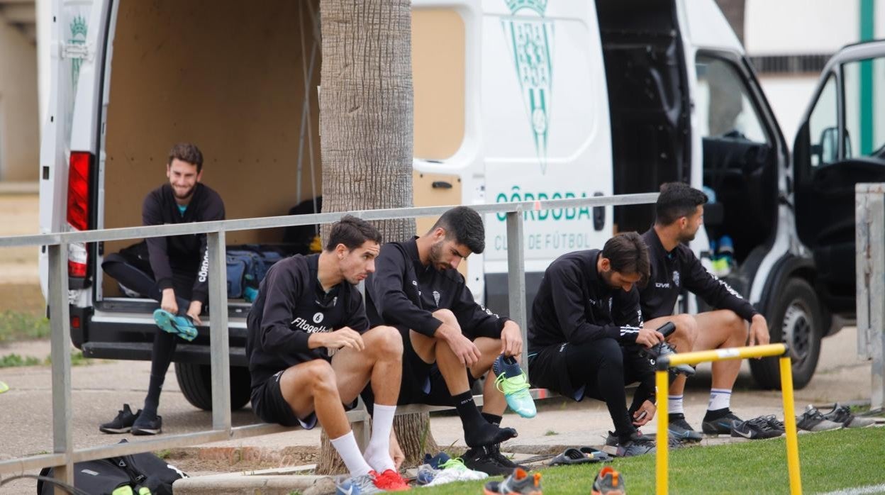 José Cruz, Toni Arranz, Visus, Álex Bernal y Willy se preparan para el entrenamiento