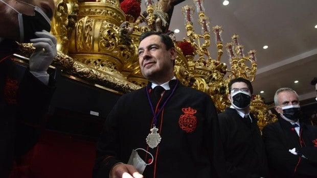 Juanma Moreno, bajo el Cristo de la Exaltación: ocho horas de meditación sobre el futuro de Andalucía