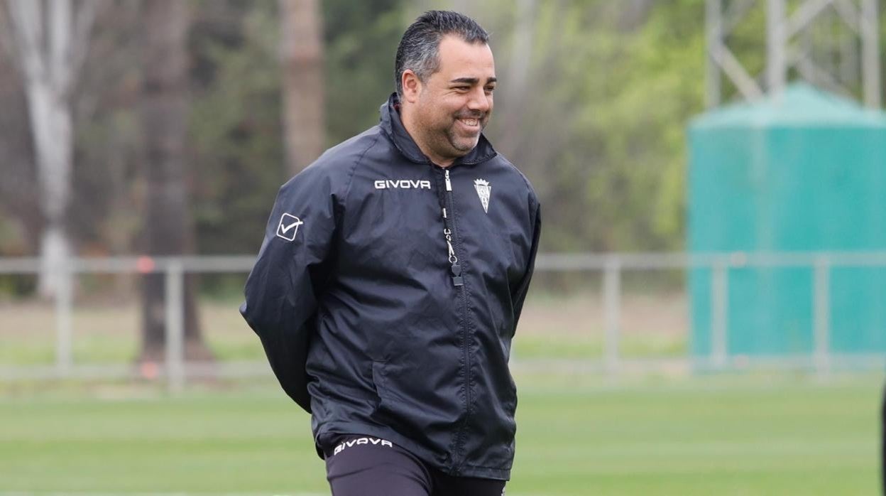 El entrenador del Córdoba, Germán Crespo, sonríe en un entrenamiento en la Ciudad Deportiva