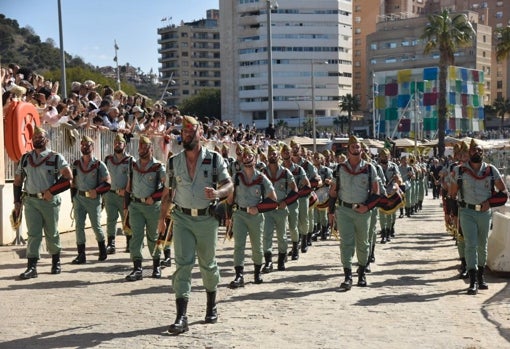 La legión saliendo del puerto tras desembarcar