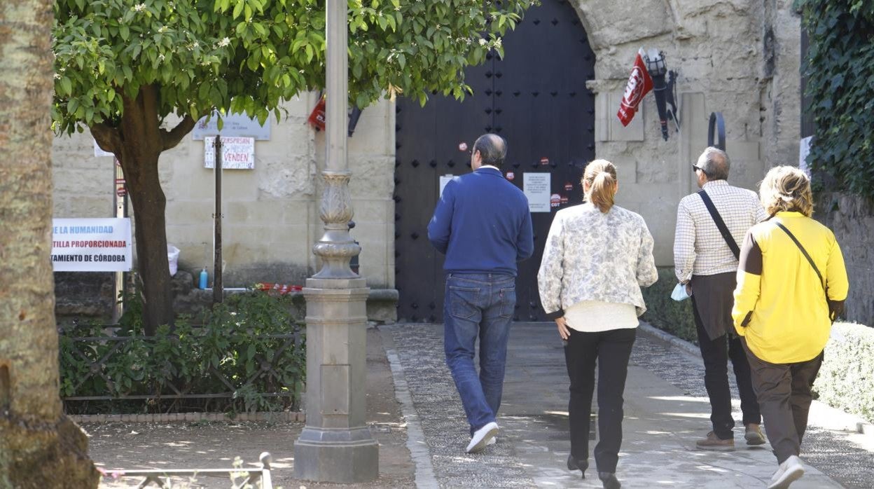 Turistas llegan al Alcázar, cerrado desde este mañana hasta el domingo