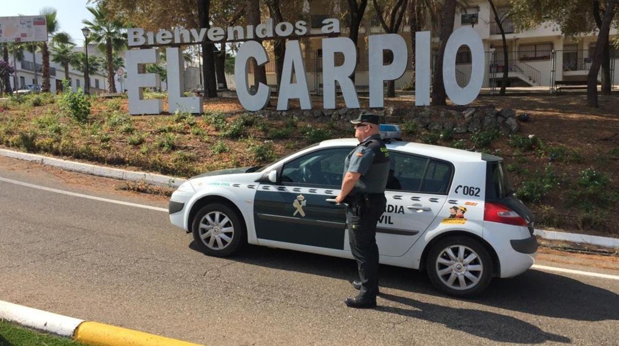 Un agente de la Guardia Civil en El Carpio