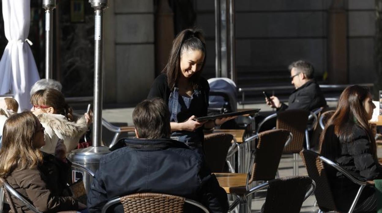 Una camarera atiende a la clientela en una terraza de Córdoba