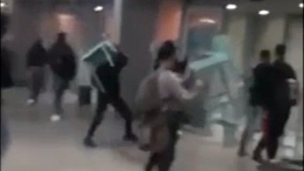 Detenidos seis ultras por la pelea entre hinchas del Málaga y el Sevilla en el aeropuerto de la Costa del Sol