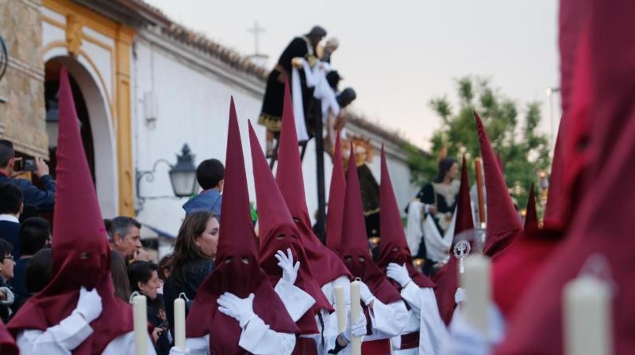 Nazarenos de la Hermandad del Descendimiento en 2019